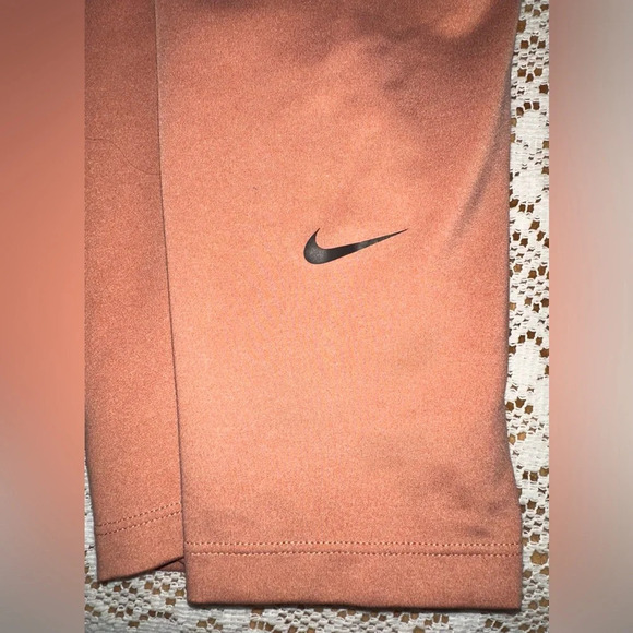 Nike One Dri-Fit Women's Size M Dusty Peach Mid-Rise Crop Leggings - Picture 5 of 5